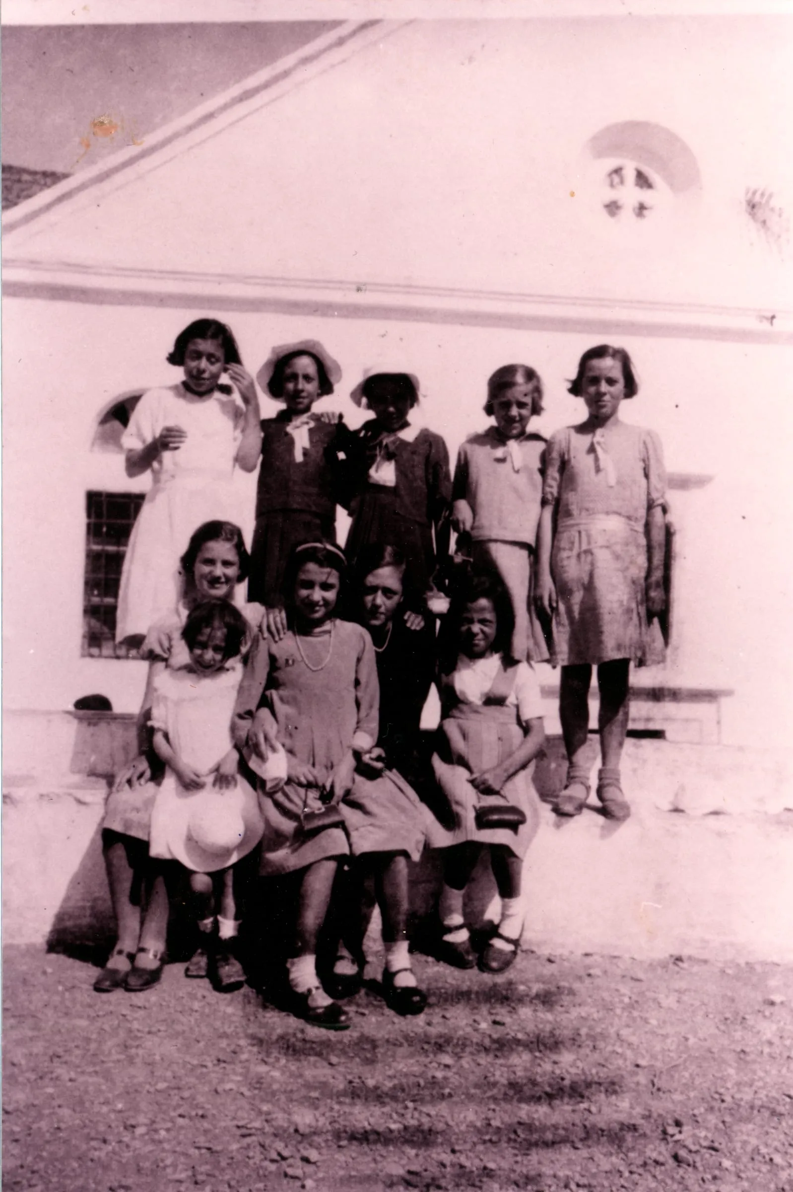 Παιδιά του Κουμάρου στα Λουτρά, 1937