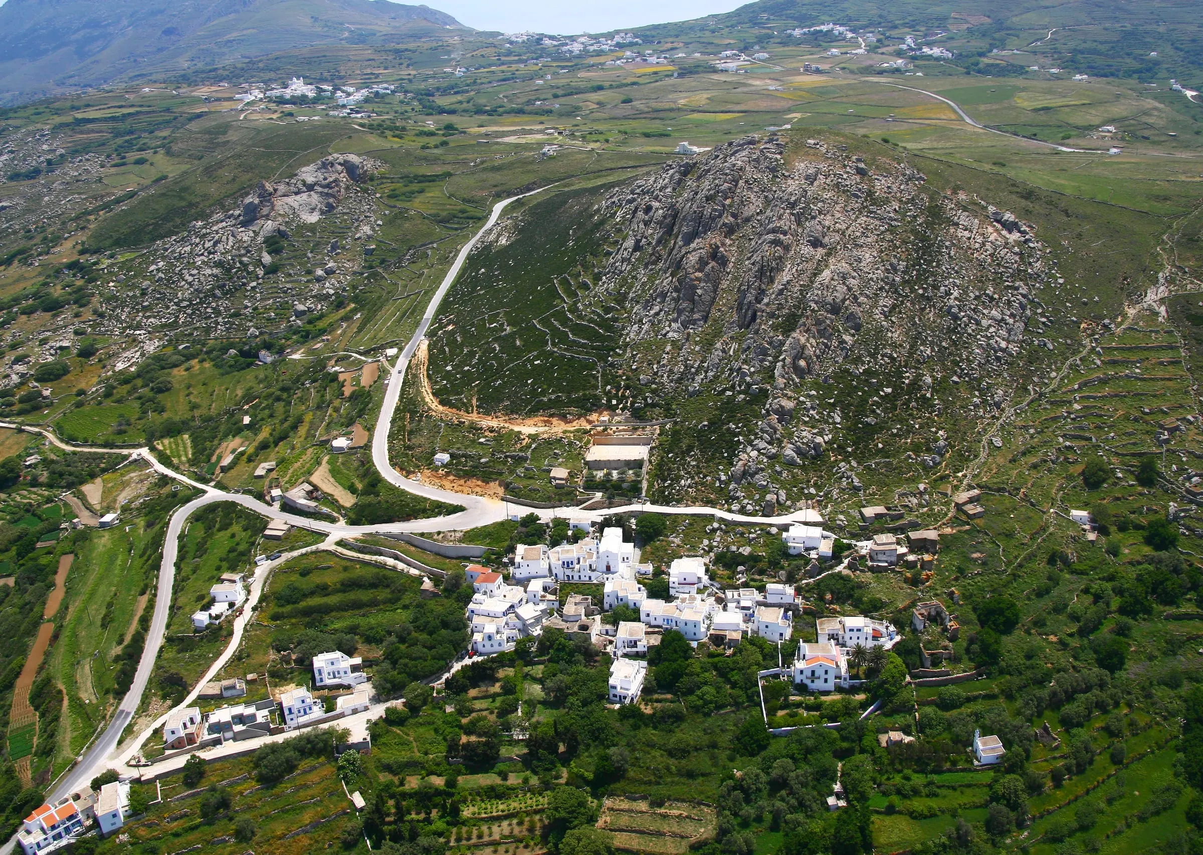 Πεζούλες και βράχια γύρω από το χωριό