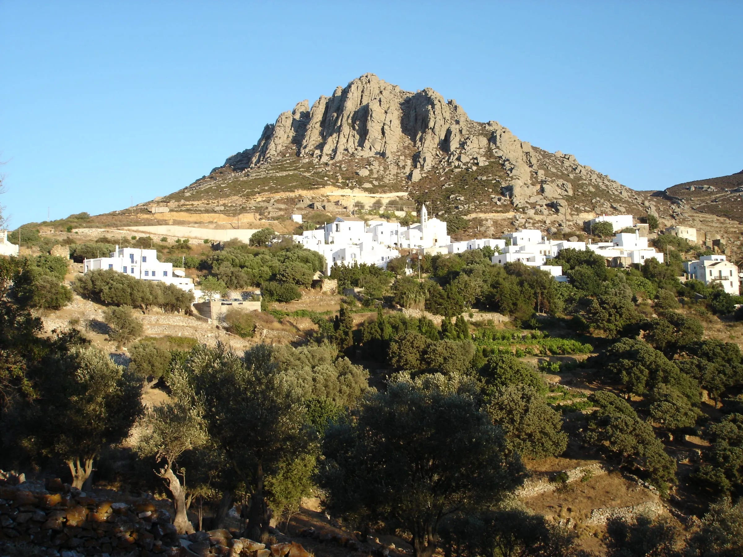 Το χωριό κάτω από τον βράχο