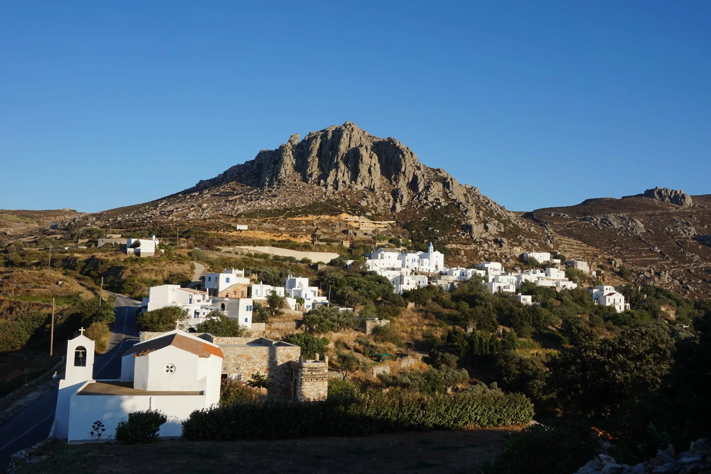 Το ξωκλήσι, το χωριό και ο βράχος