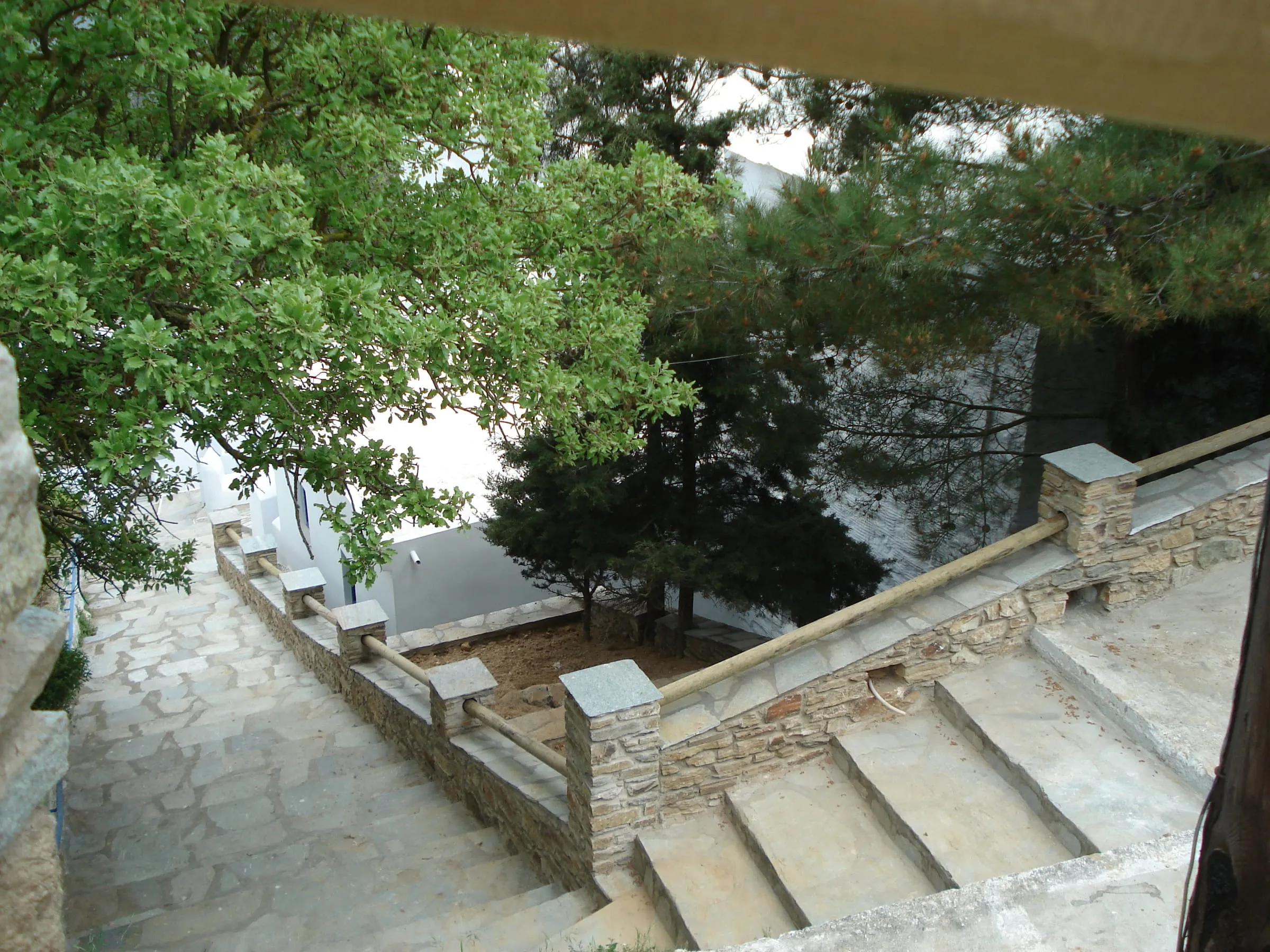 Πέτρινα σκαλιά με κουπαστή