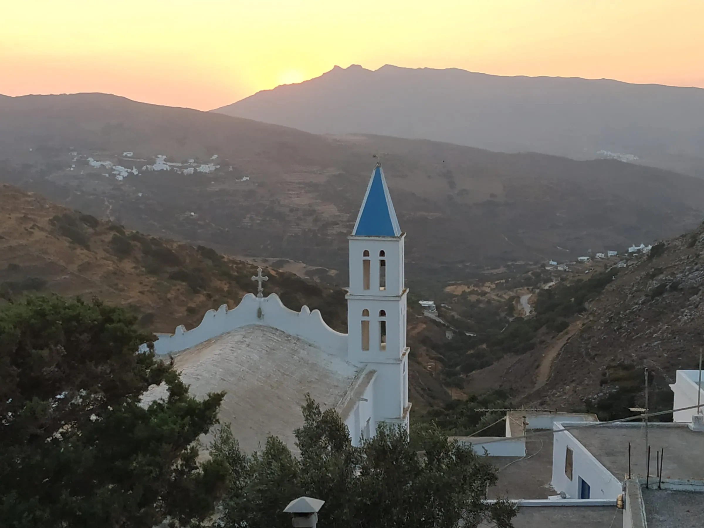 Ηλιοβασίλεμα πίσω από το καμπαναριό