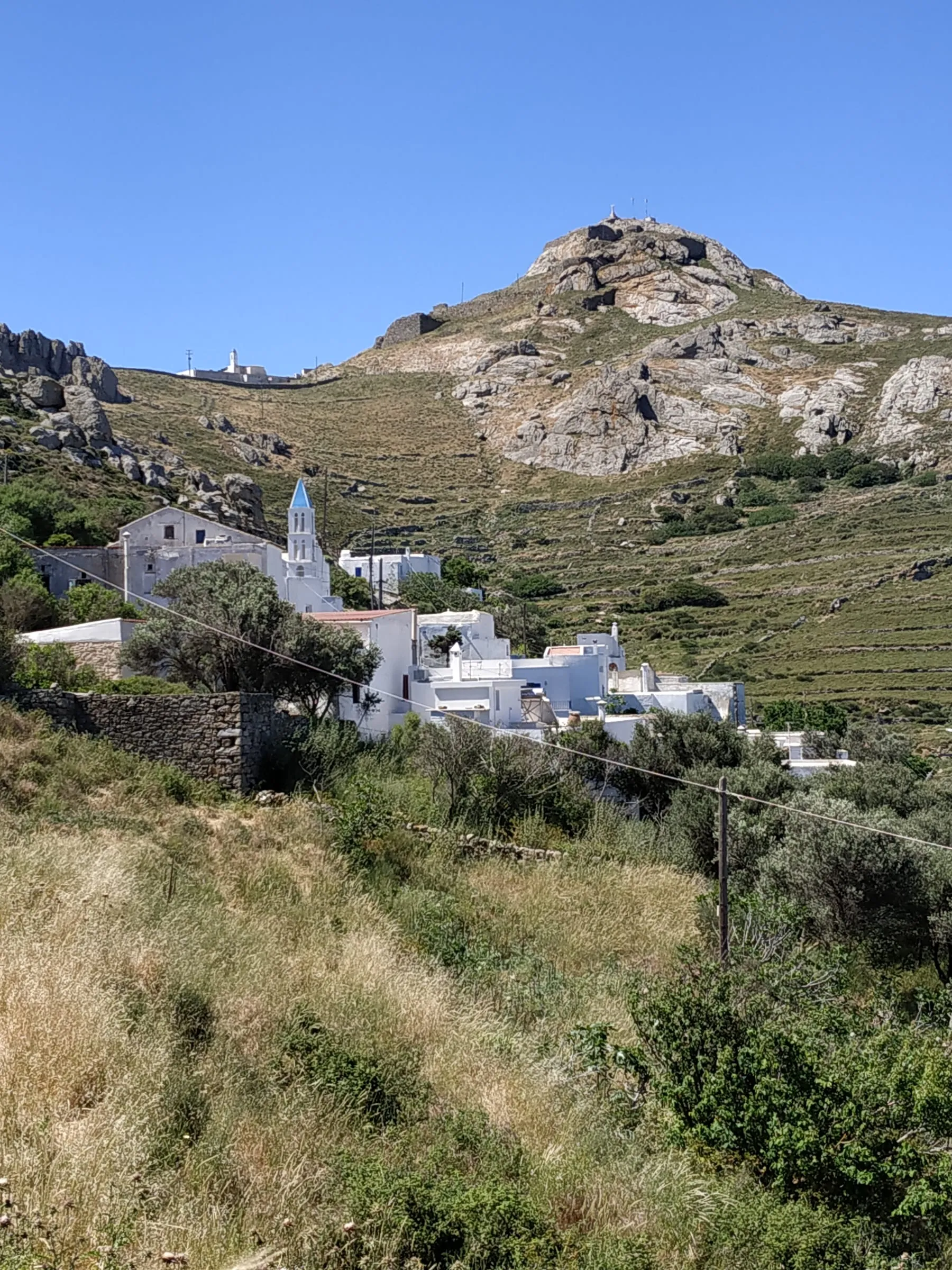 Η εκκλησία και οι πεζούλες