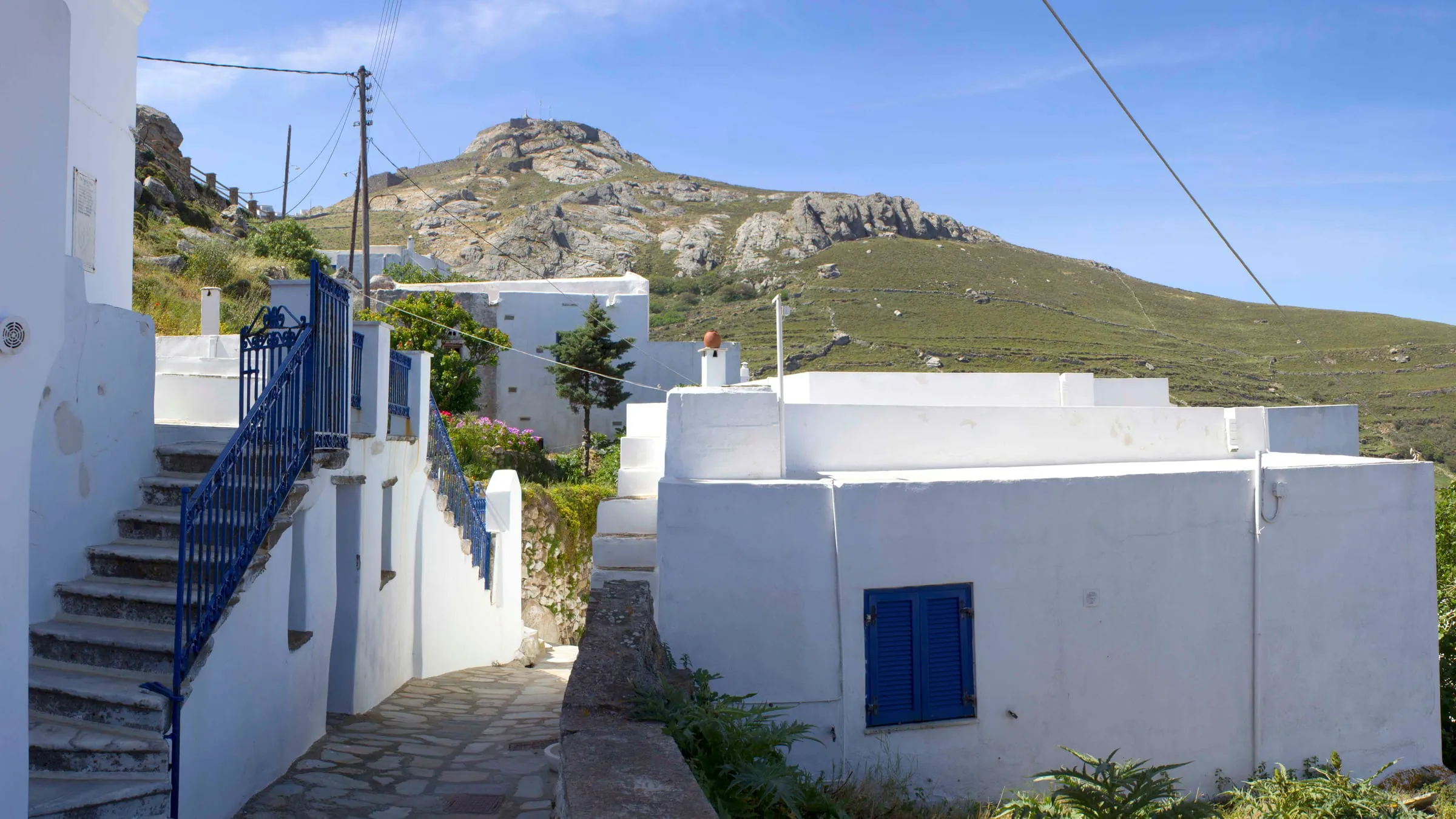 Σοκάκι με το μπλε κάγκελο