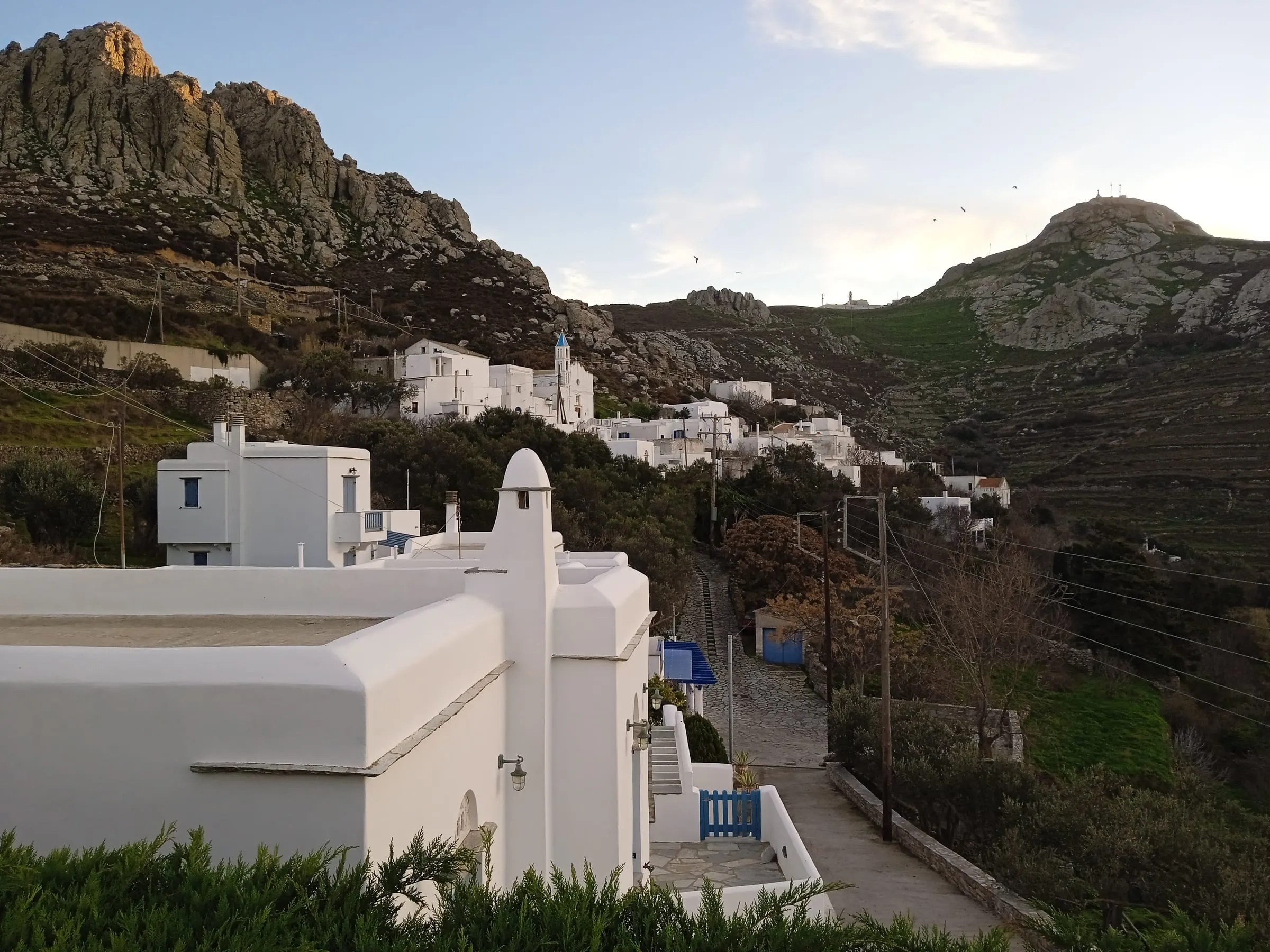 Σπίτια κάτω από τα βράχια